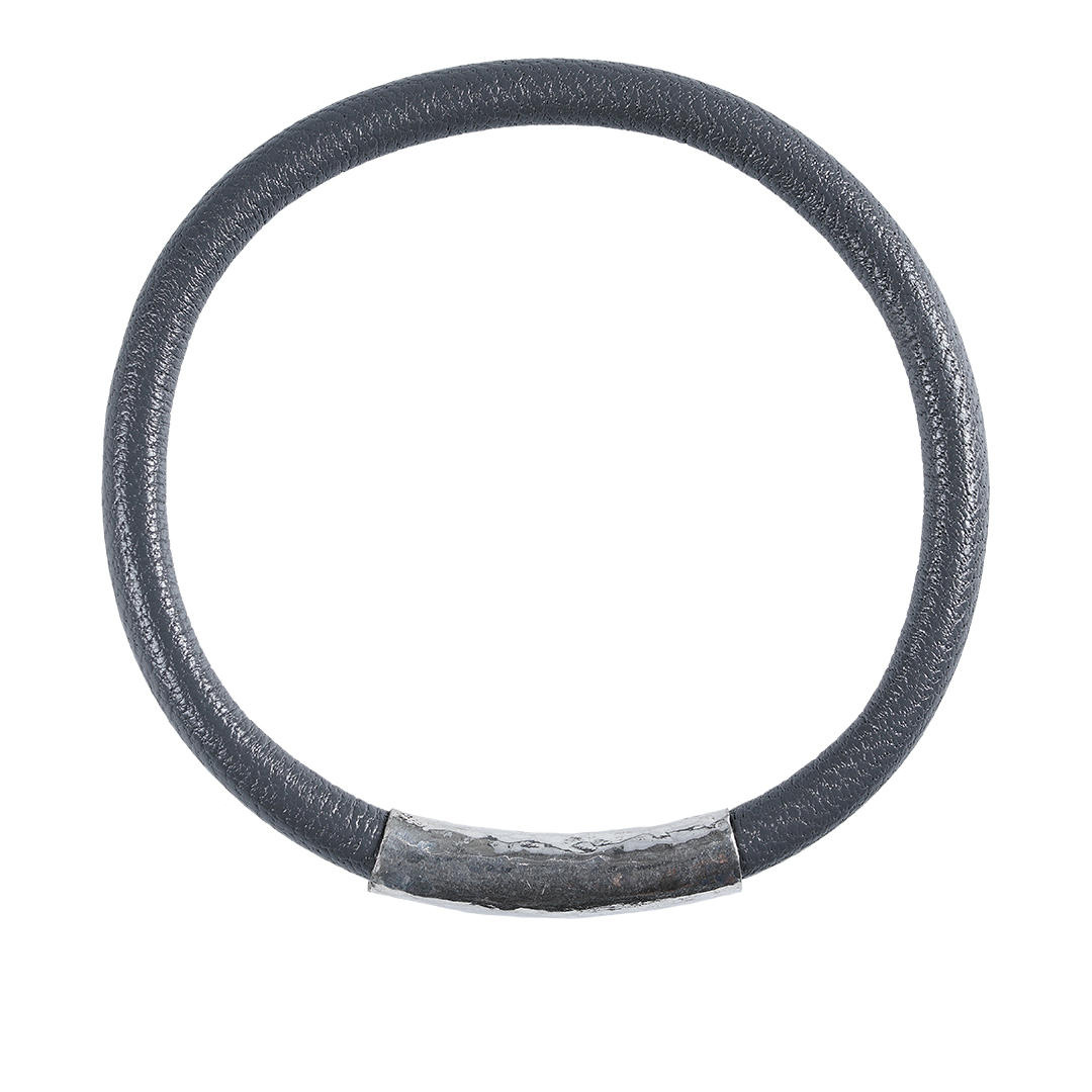 handgemaakte lederen bangle armband met hand gehamerd echt zilveren tussenstuk