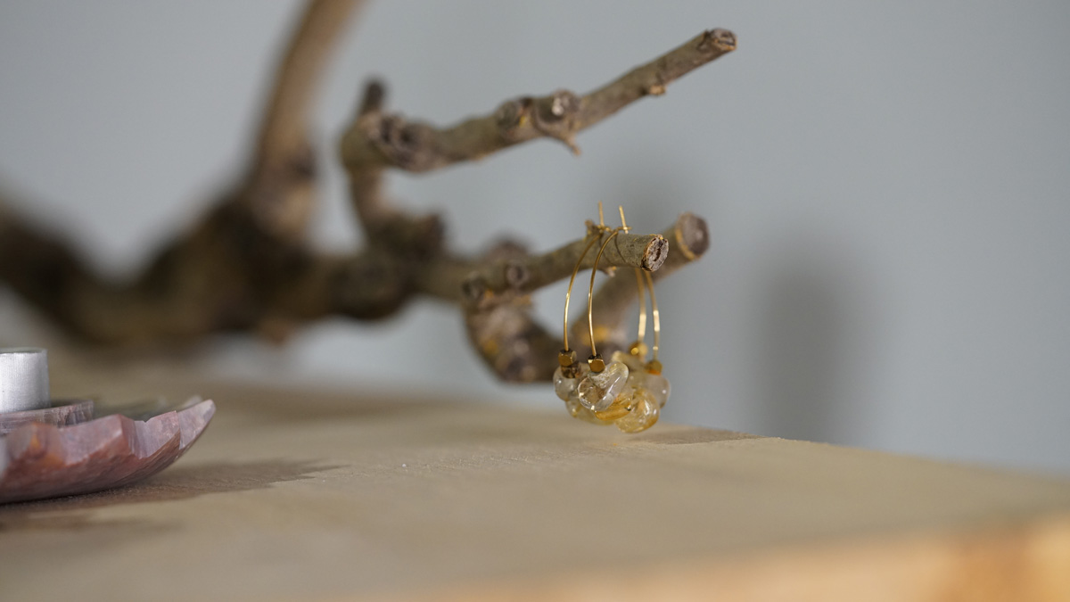 Oorbellen goud Rutielkwarts geel creolen XL Tropical 966 19 PimpsandPearls Pim B