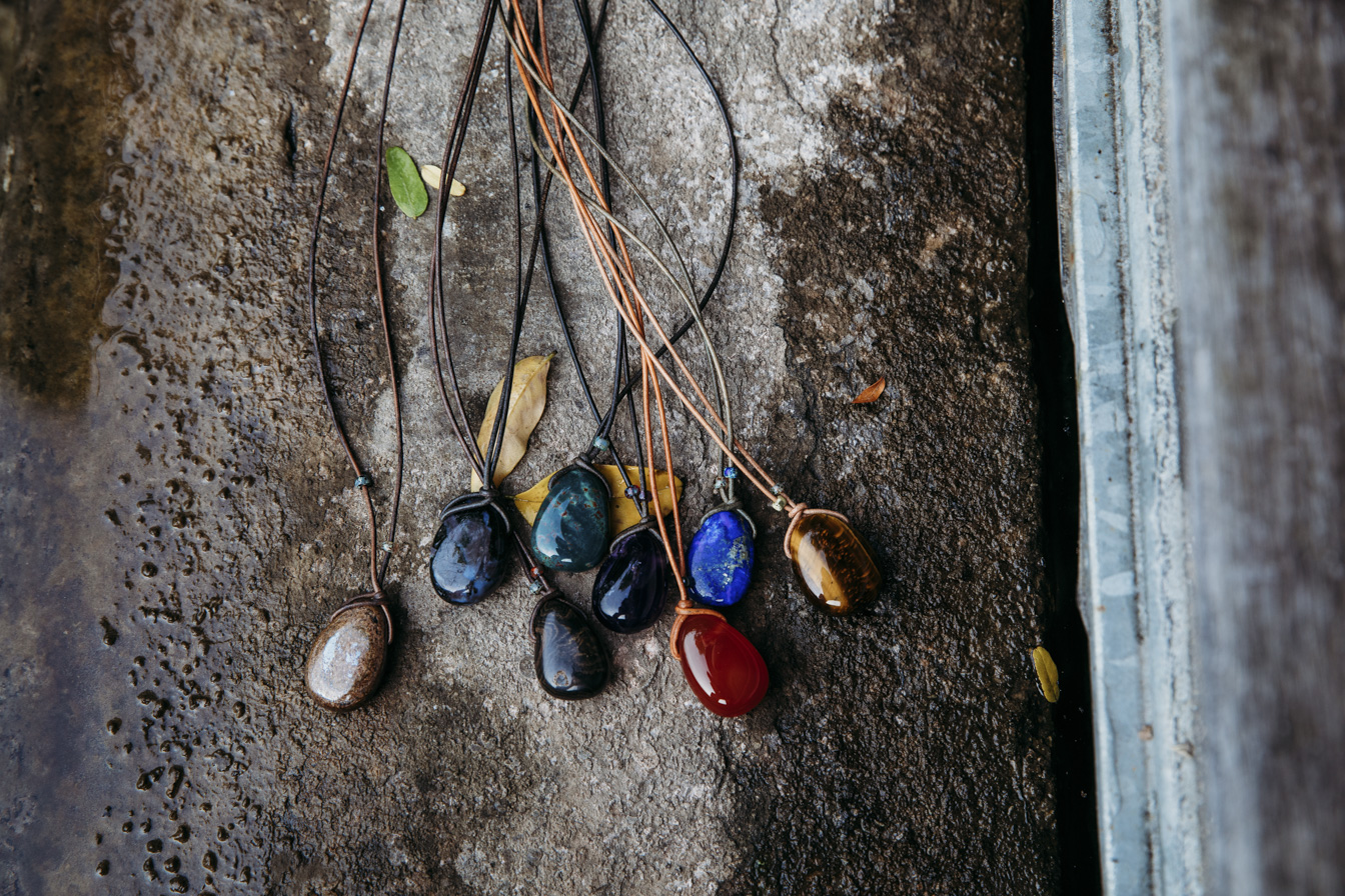 Edelsteen sieraden PimpsandPearls diverse kleuren edelsteen hangers aan een lederen schuifketting