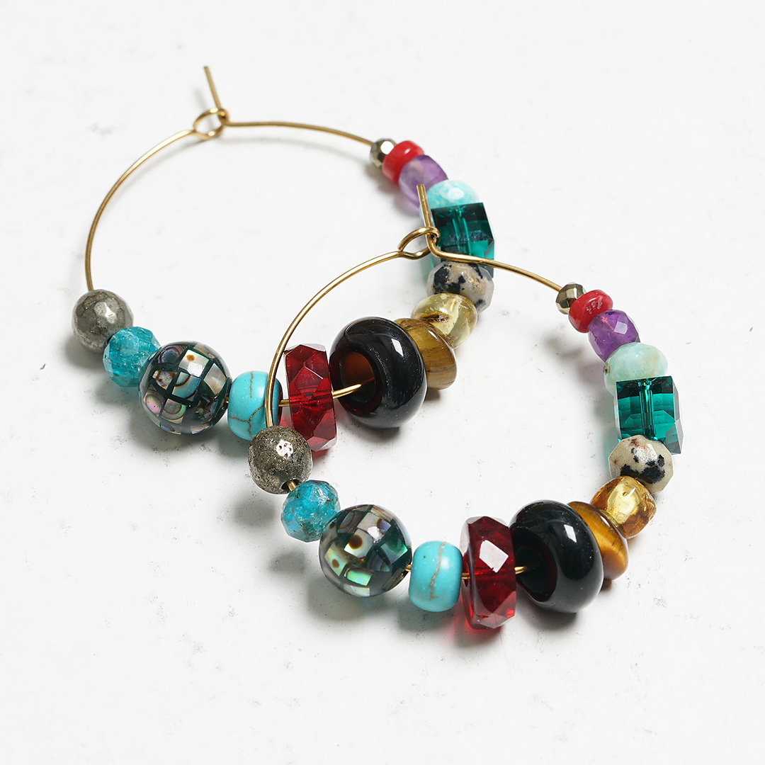 Oorringen kleurrijk goud Enjoy Life sfeerbeeld bij PimpsandPearls