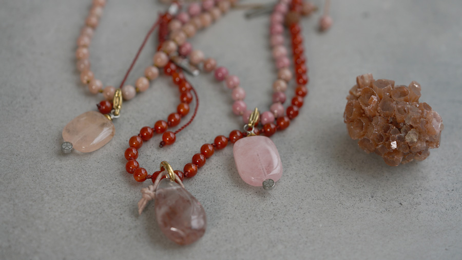 lange kettingen Maansteen Carneool Rhodoniet Mala van PimpsandPearls