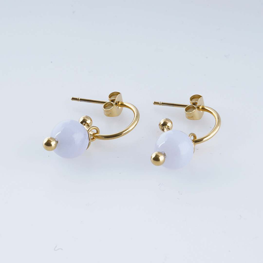 bijzondere edelsteen oorbellen chalcedone ijsblauw goud van pimpsandpearls
