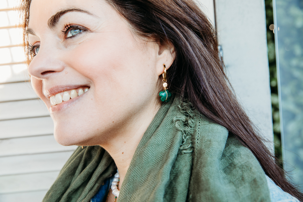 moederdag bloem oorbellen birthstone collectie met model pimpsandpearls