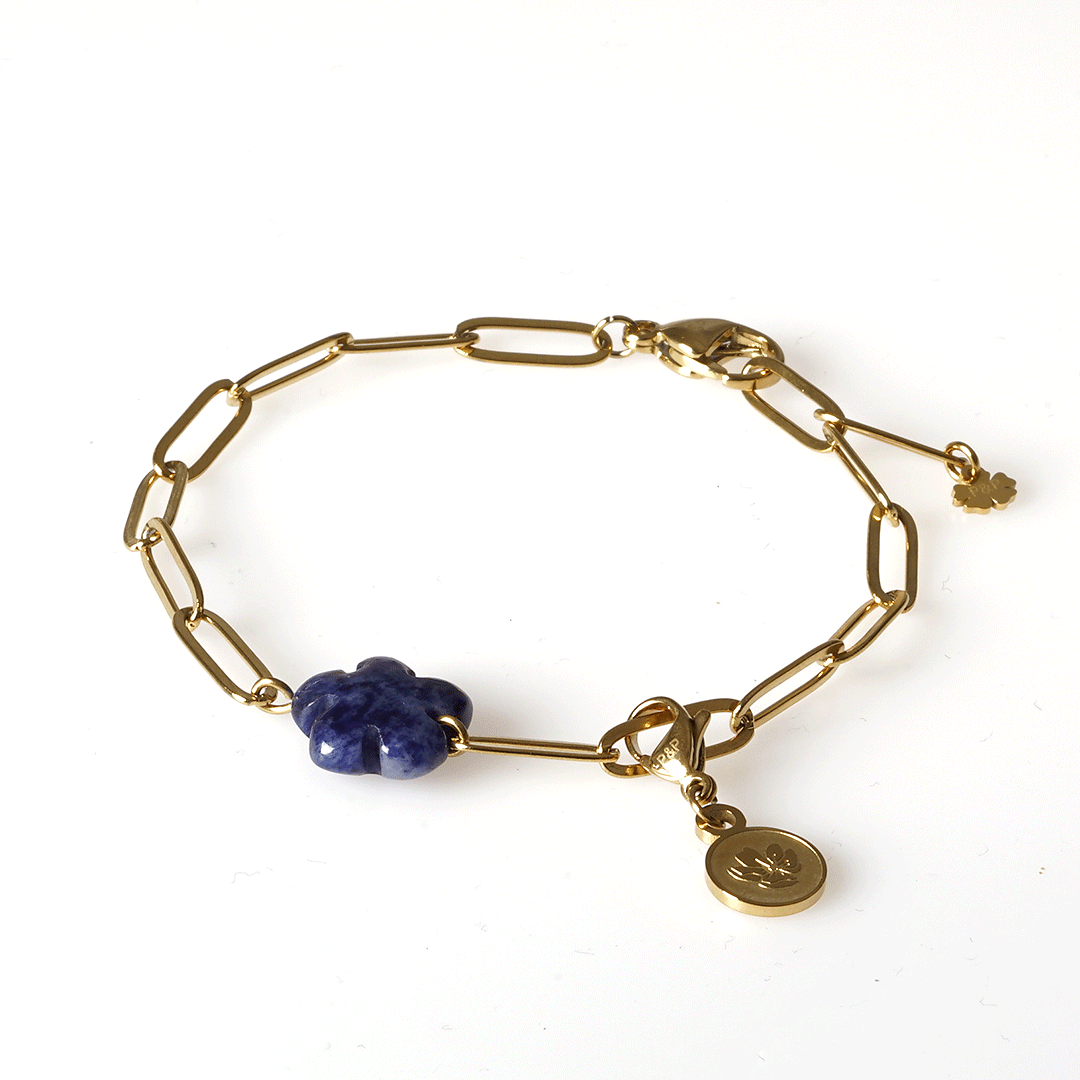 geboortebloem armband ridderspoor sodaliet blauw van pimpsandpearls pim