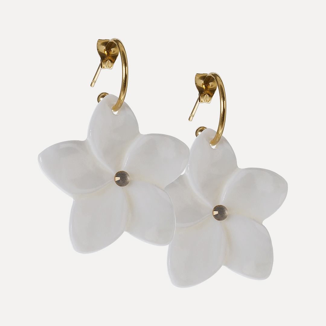 bloem schelp oorbellen wit fruity pearls van pimpsandpearls