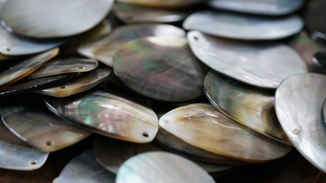druppel schelp oorbellen pimpsandpearls sfeerbeeld