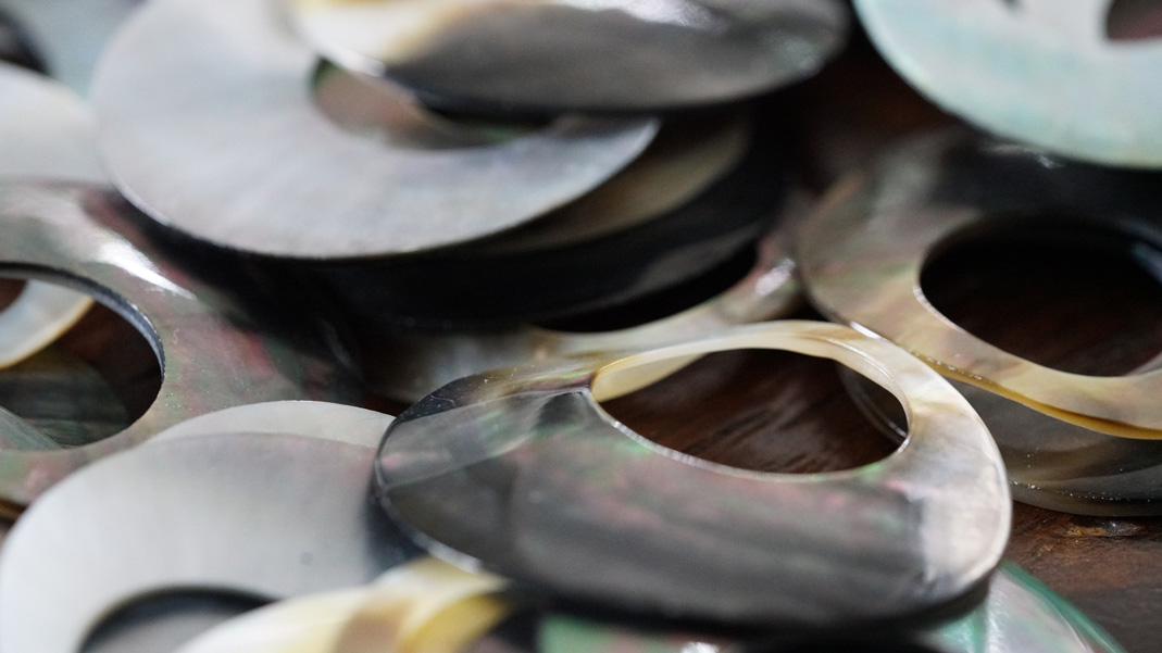 naturel schelpen met groot gat pimpsandpearls oorbellen
