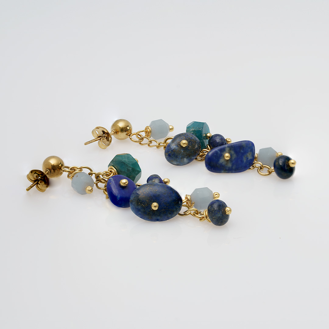 lange oorbellen edelsteen blauw mix tropical rough van pimpsandpearls b