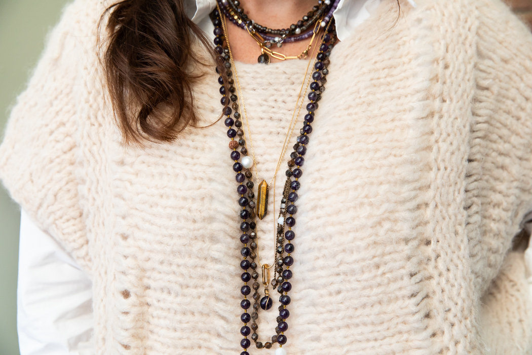 Model Wendy draagt tijgeroog kettingen kort en lang PimpsandPearls