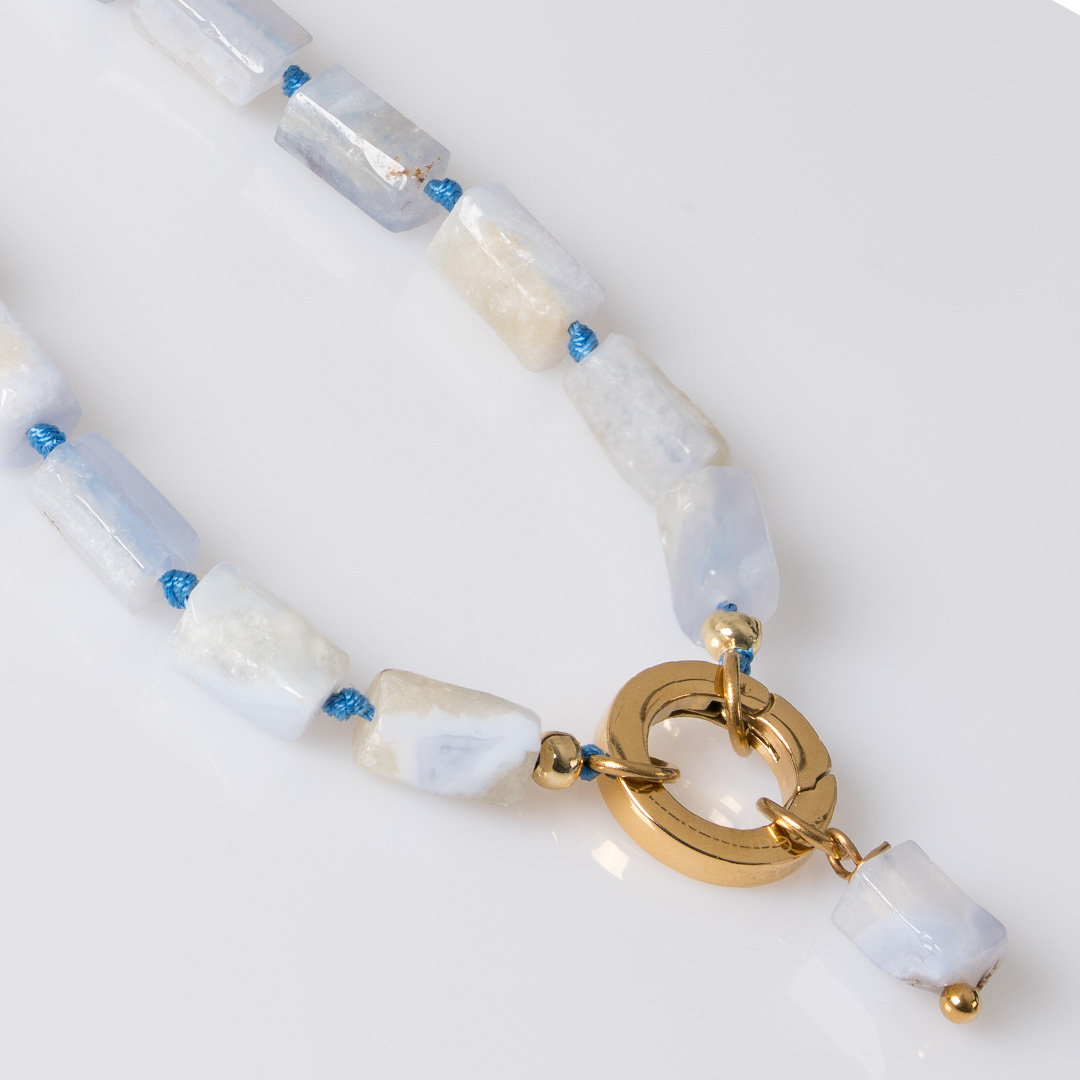 blauwe chalcedoon ketting goud met hanger rough tropical van pimpsandpearls pim b