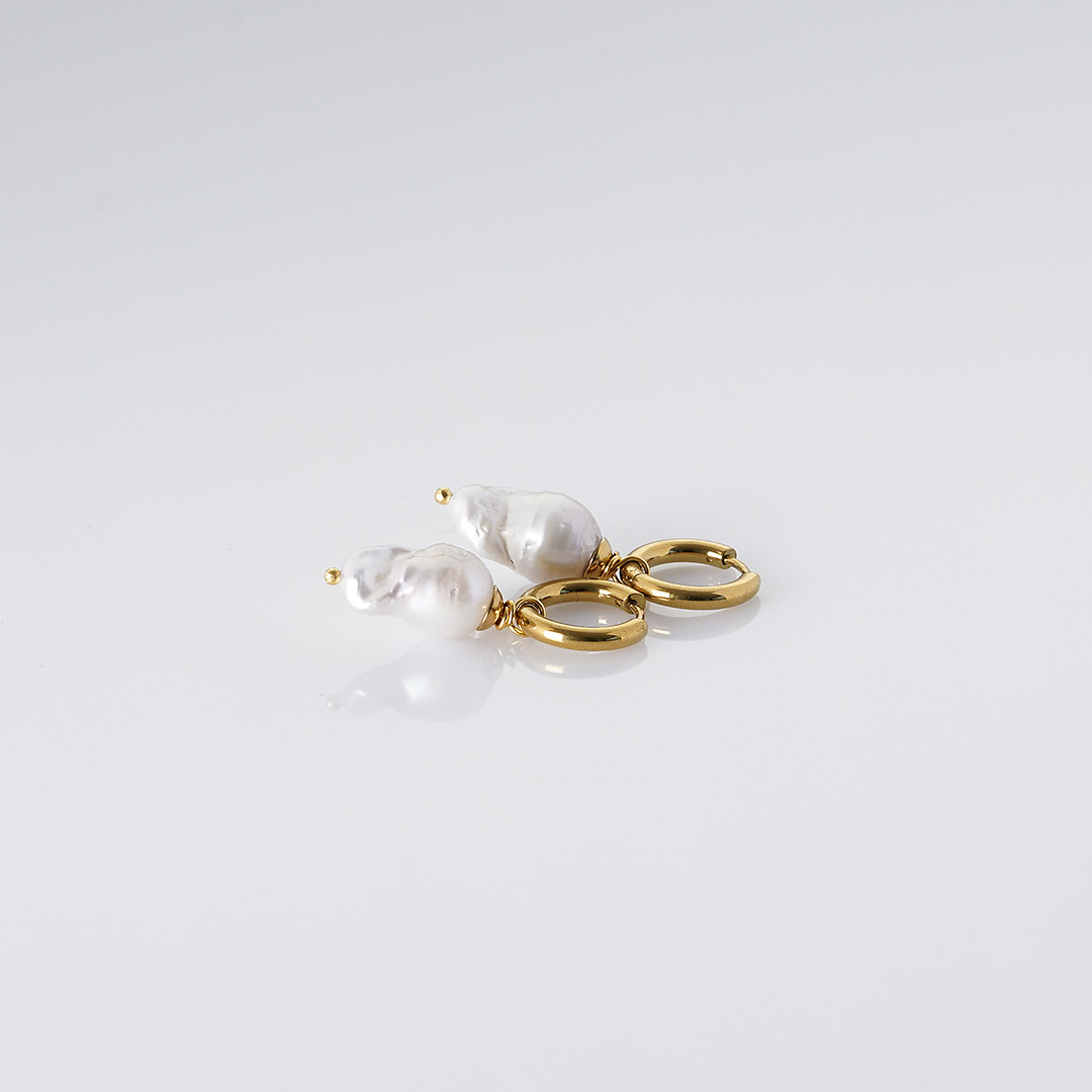 parel oorbellen organisch wit goud creolen liggend van pimpsandpearls pim c
