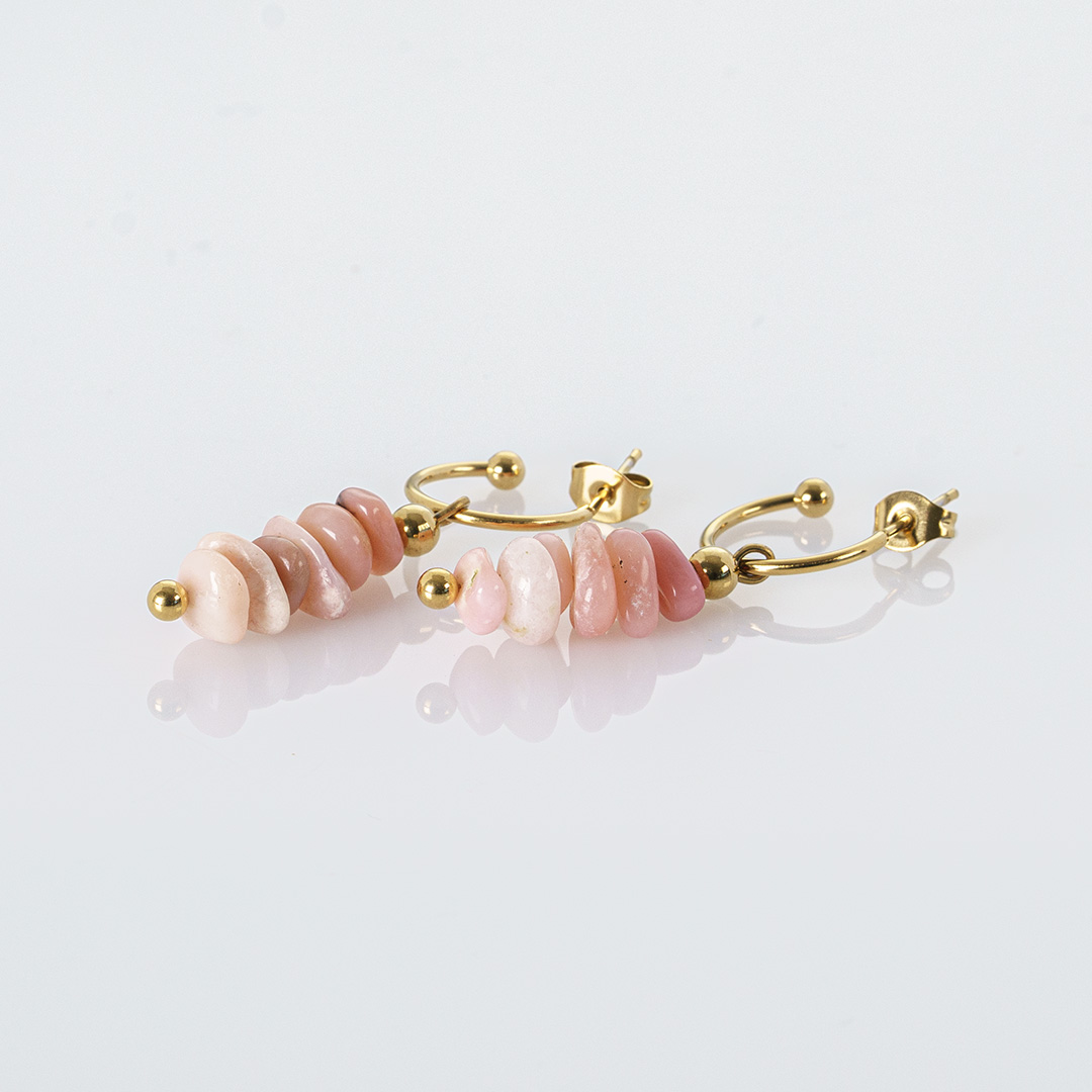 roze edelsteen oorbellen opaal goud liggend van org pimpsandpearls pim c