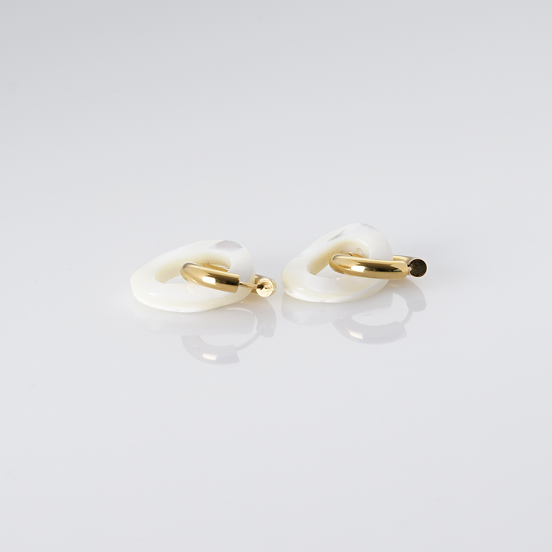 schelp oorbellen creolen goud wit ovaal organisch liggend van pimpsandpearls pim c