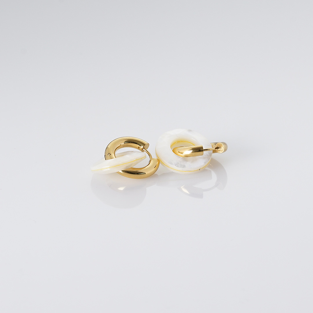 schelp oorbellen facet rond wit goud creolen ligend van pimpsandpearls pim c