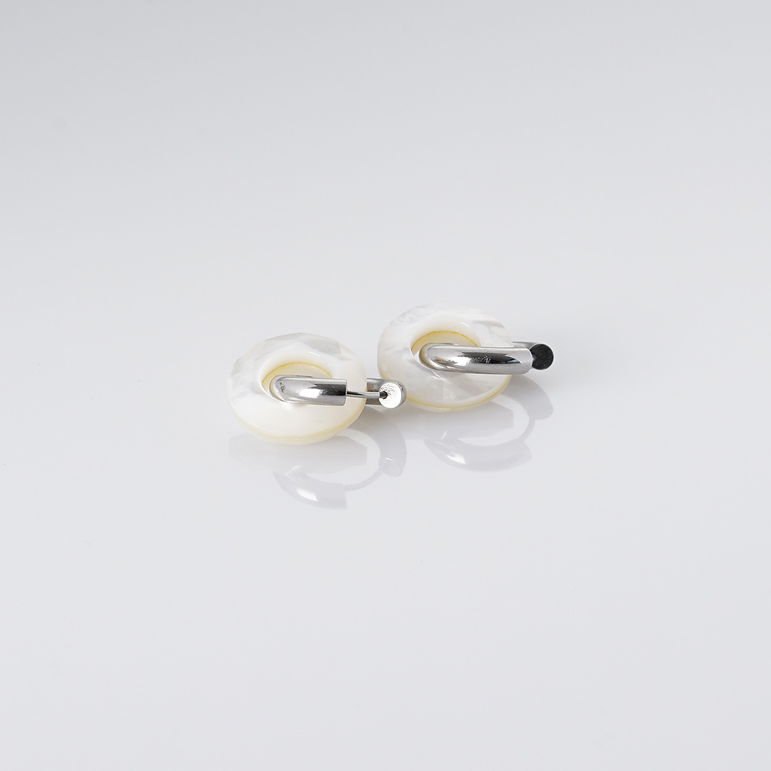 schelp oorbellen rond facet wit creolen zilver liggend van pimpsandpearls pim c