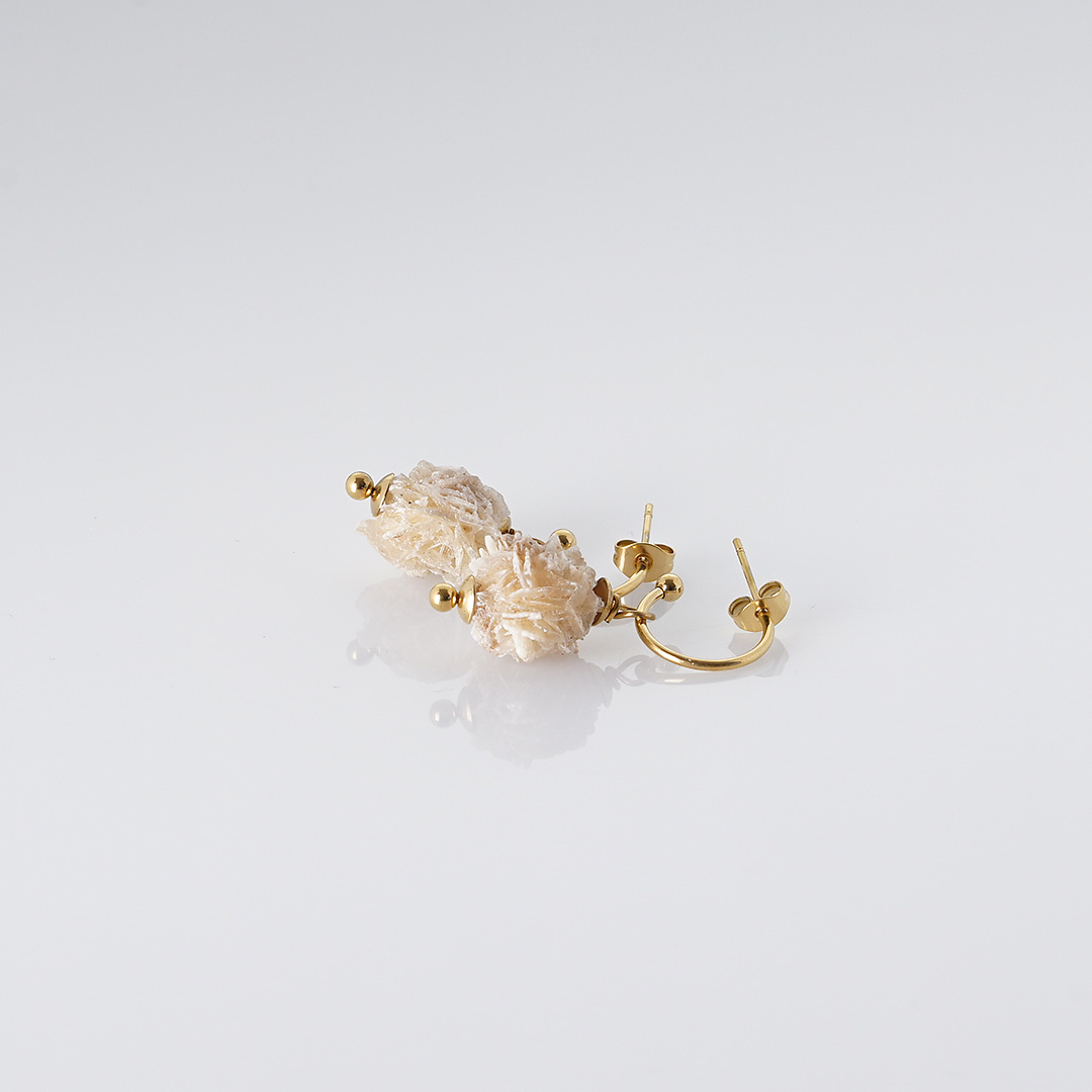 woestijnroos hanger beige goud oorbellen set van pimpsandpearls pim c