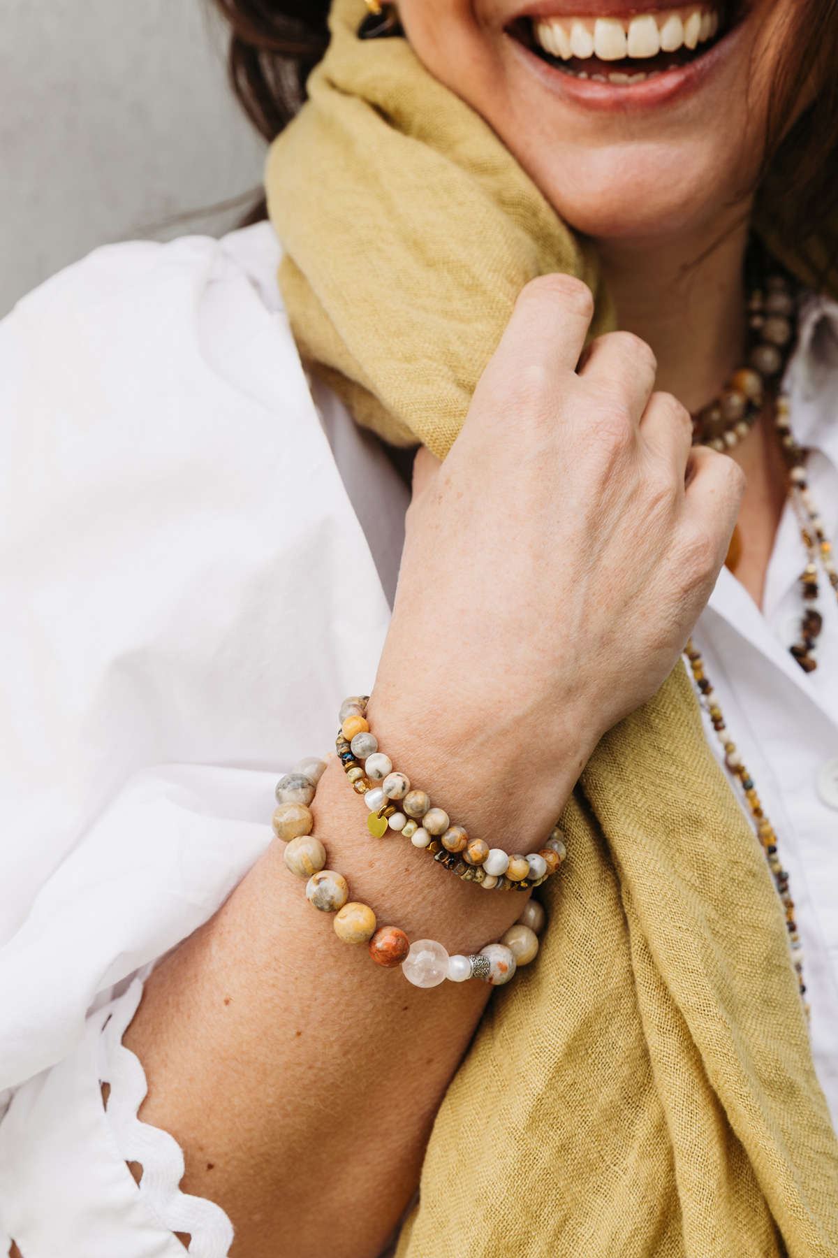 armbanden bruin edelsteen mix van pimpsandpearls pim aan pols