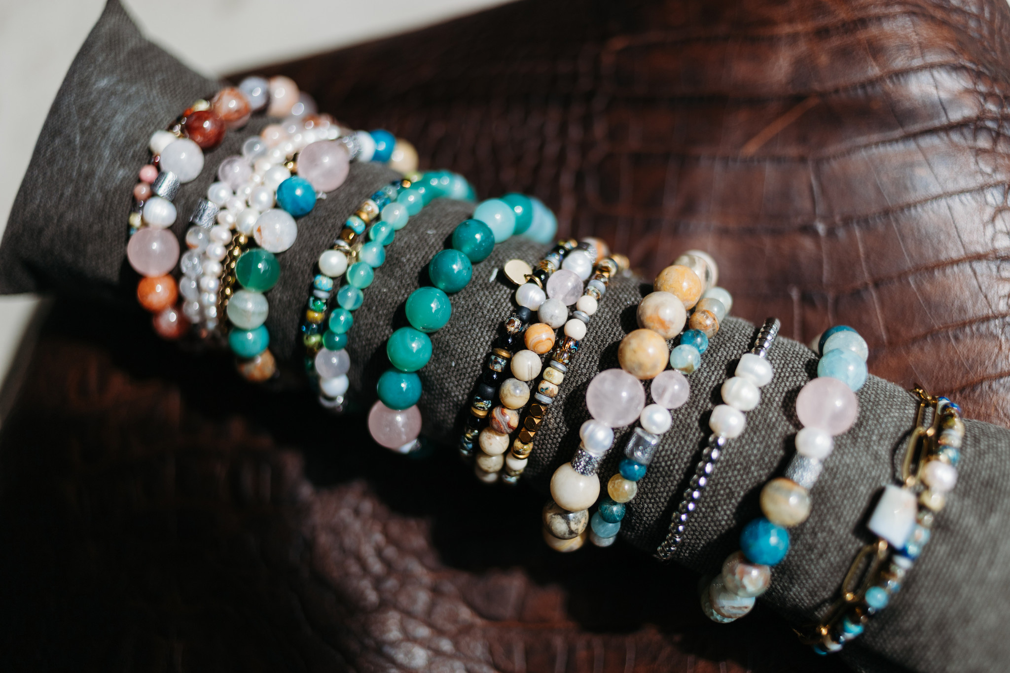 armbanden edelsteen mix op rol van pimpsandpearls pim