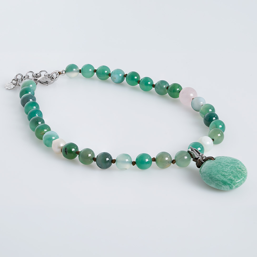 edelsteen ketting agaat groen hanger amazoniet mala 42-48 cm van pimpsandpearls liggend