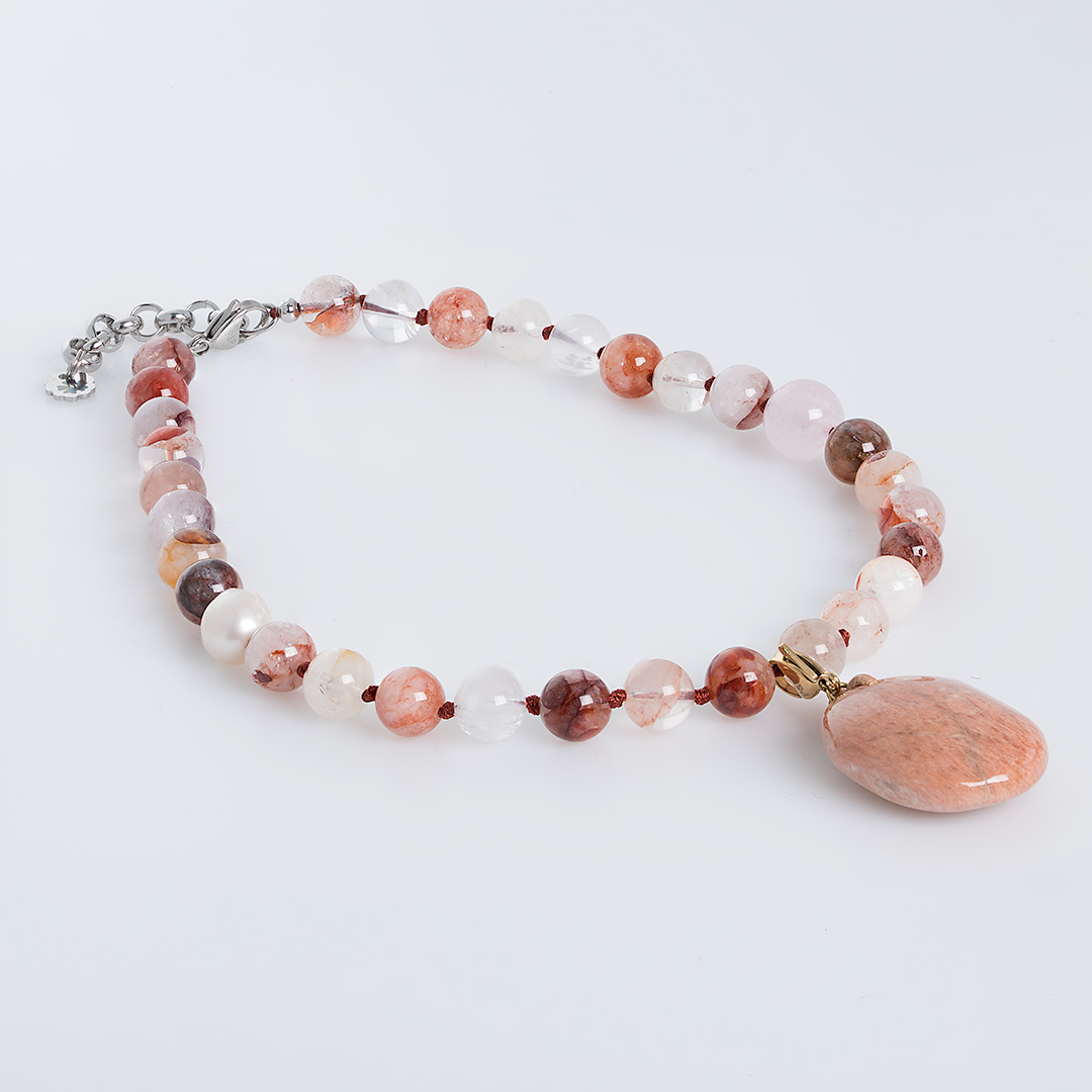 edelsteen ketting roze bergkristal hanger microlien mala 42-48 cm van pimpsandpearls liggend