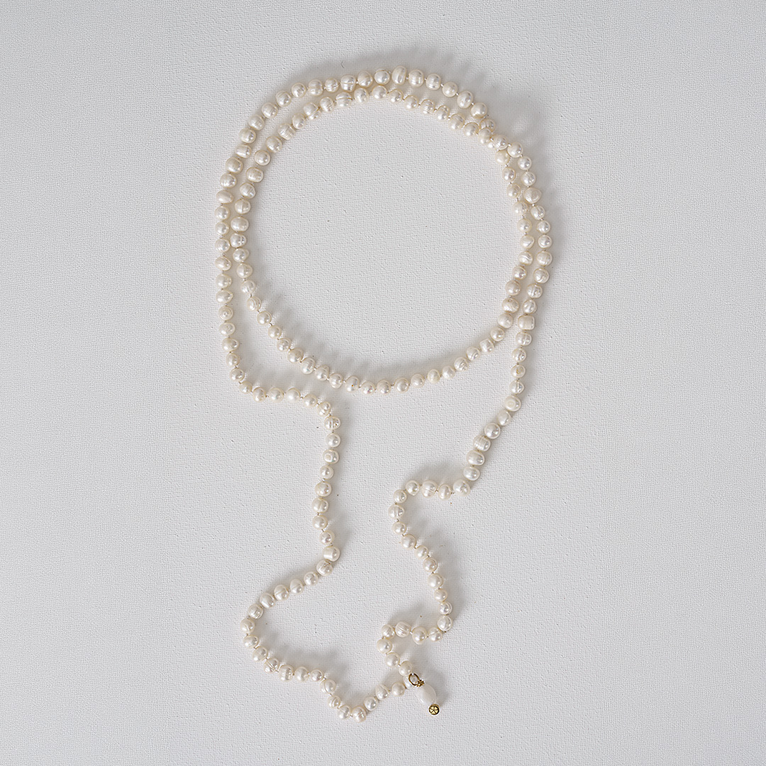 lange parel ketting wit liggend van pimpsandpearls