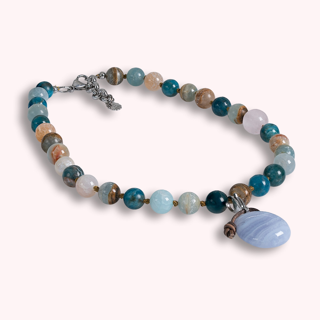 edelsteen ketting blauw apatiet mix hanger chalcedoon mala 42 48 cm van pimpsandpearls pim liggend roze