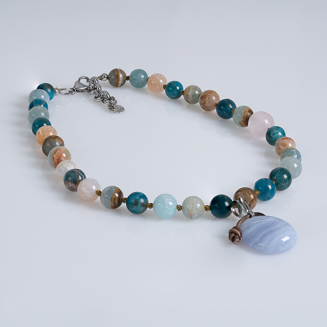edelsteen ketting blauw apatiet mix hanger chalcedoon mala 42 48 cm van pimpsandpearls pim liggend