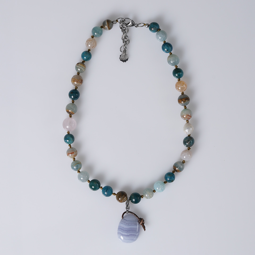 edelsteen ketting blauw apatiet mix hanger chalcedoon mala 42 48 cm van pimpsandpearls pim