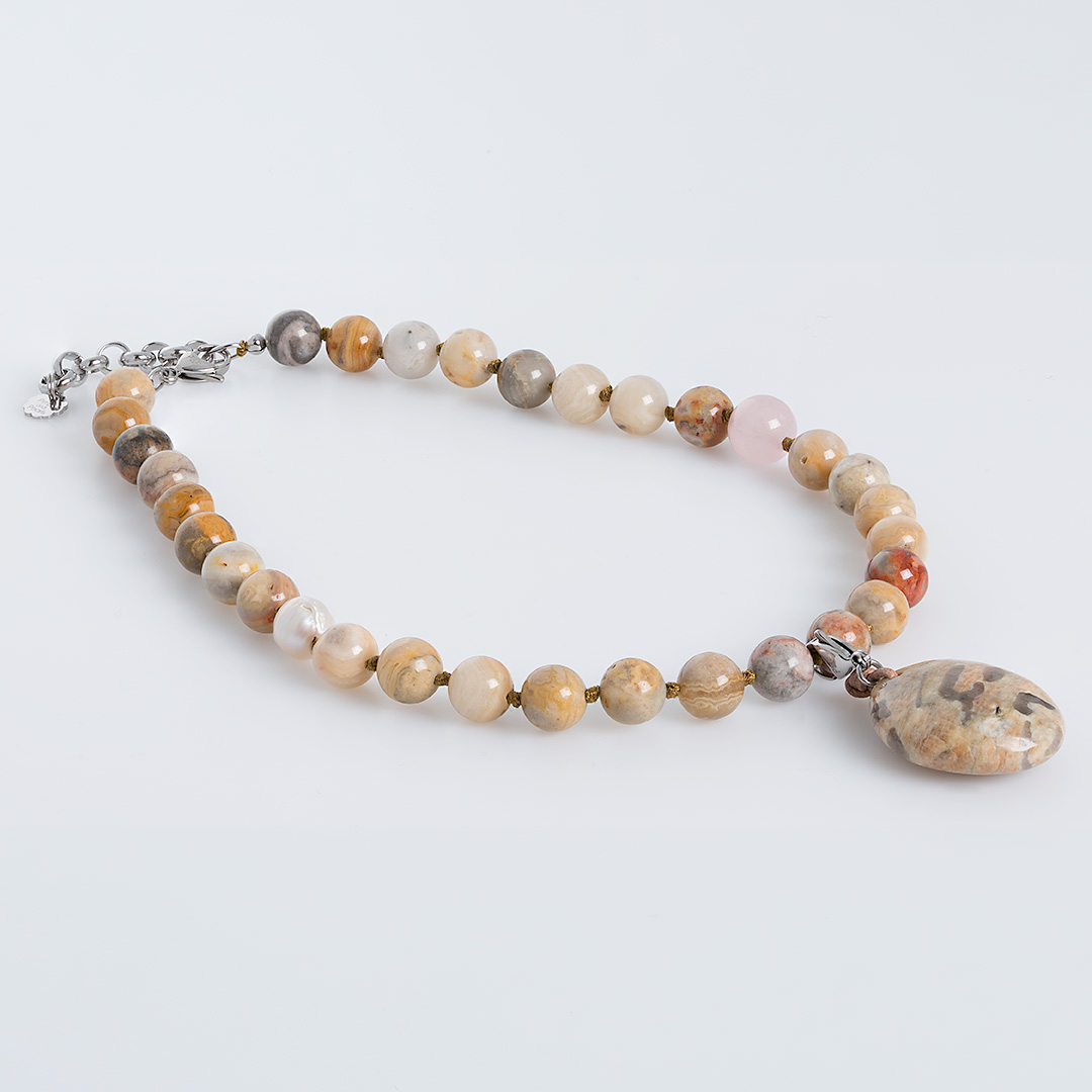edelsteen ketting crazy lace agaat hanger veldspaat mala 42-48 cm van veldsp pimpsandpearls liggend