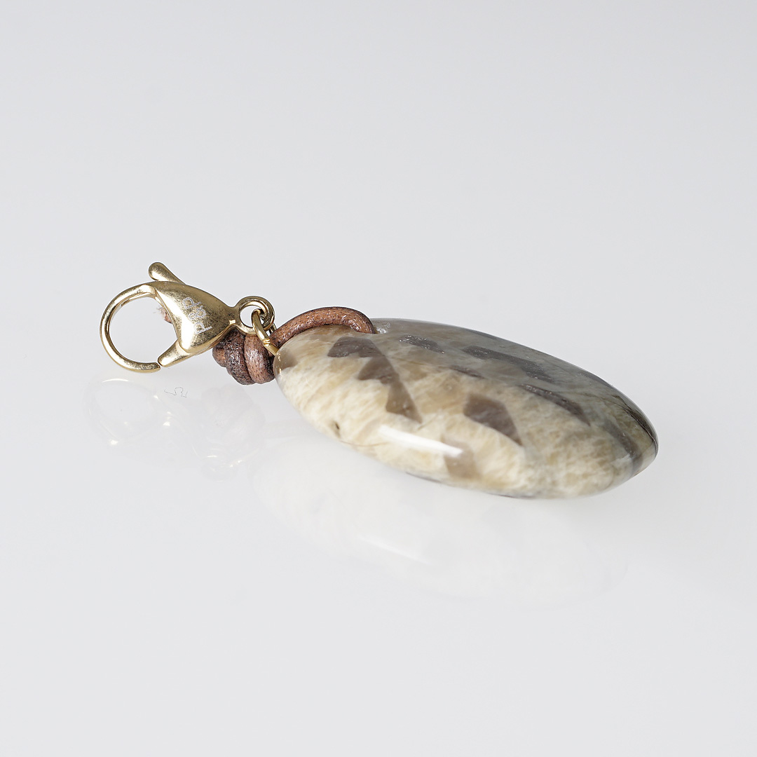 hanger beige veldspaat edelsteen goud mala van pimpsandpearls pim liggend