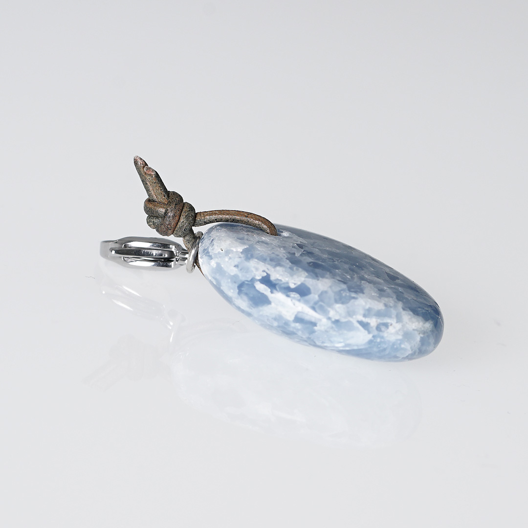 hanger blauw calciet edelsteen zilver mala van pimpsandpearls pim liggend