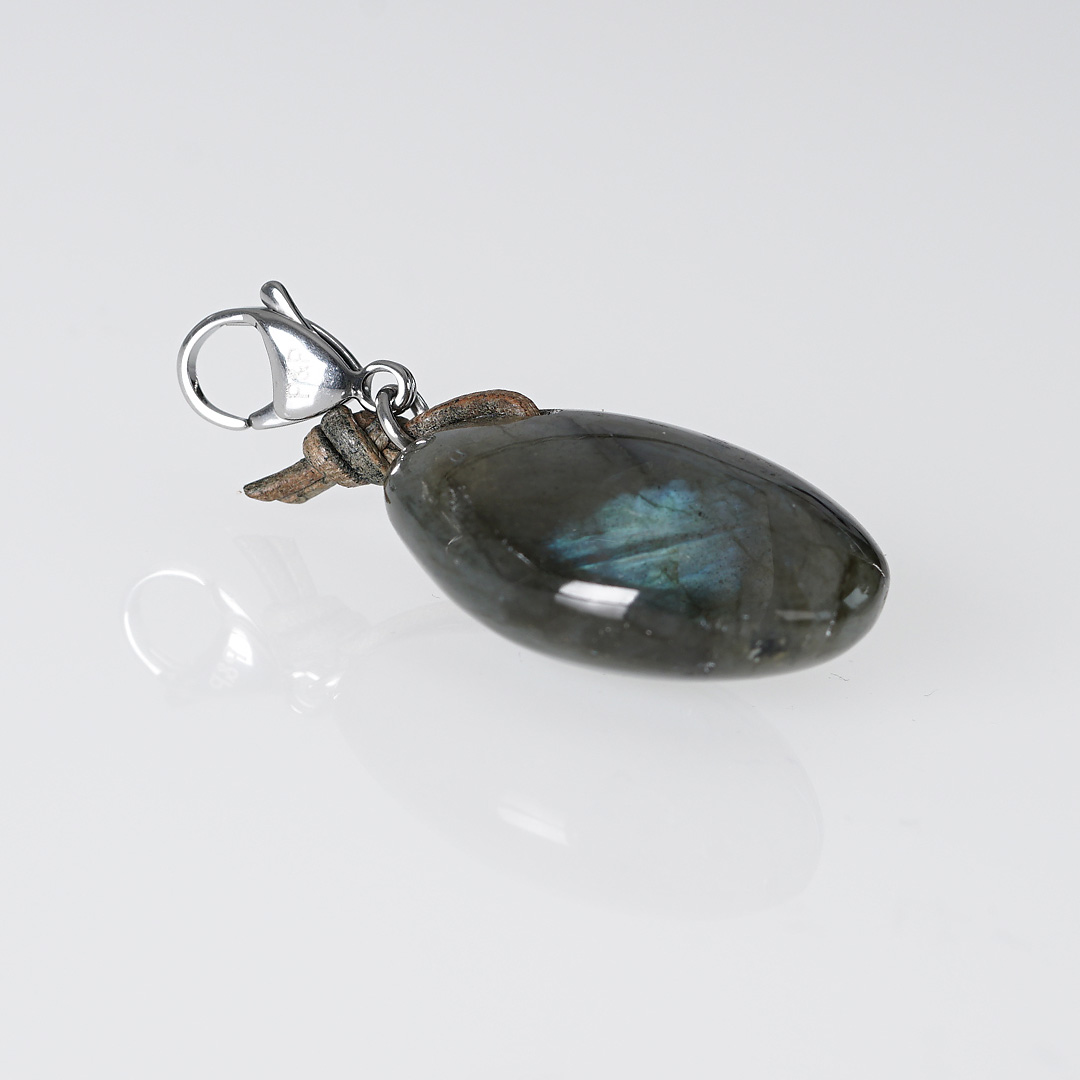 hanger grijs labradoriet edelsteen zilver mala van pimpsandpearls pim liggend