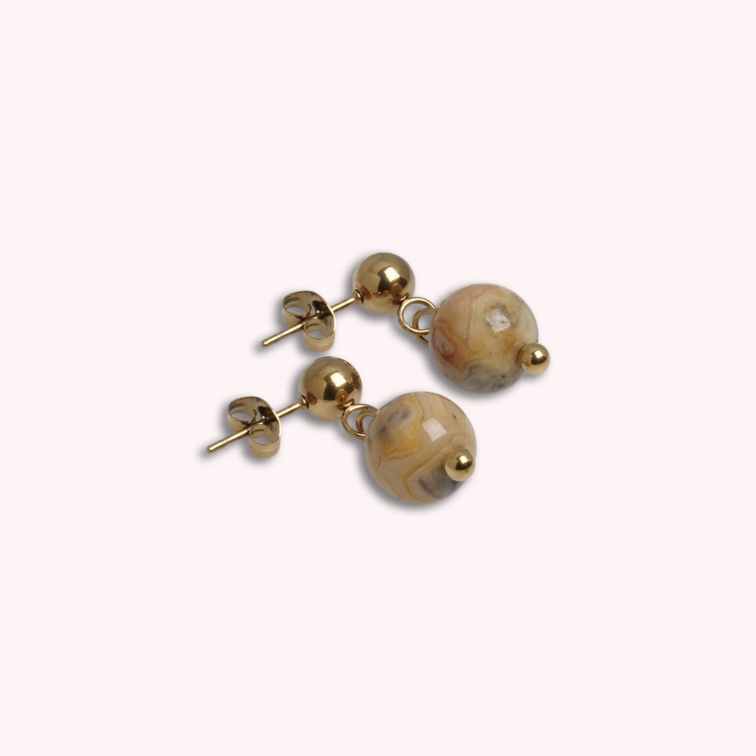 oorstekers edelsteen hanger beige crazy lace agaat goud van pimpsandpearls pim liggend