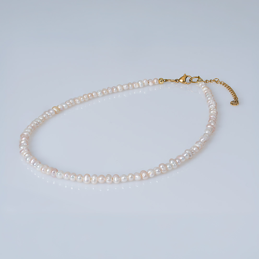 parel ketting kort zalm kleur goud 4 mm van pimpsandpearls pim liggend