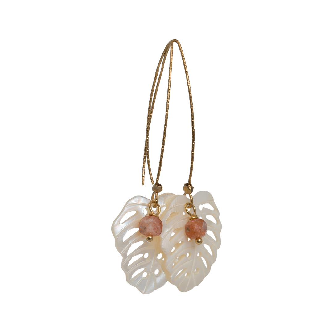 schelp oorbellen blad monstera goud wit van pimpsandpearls