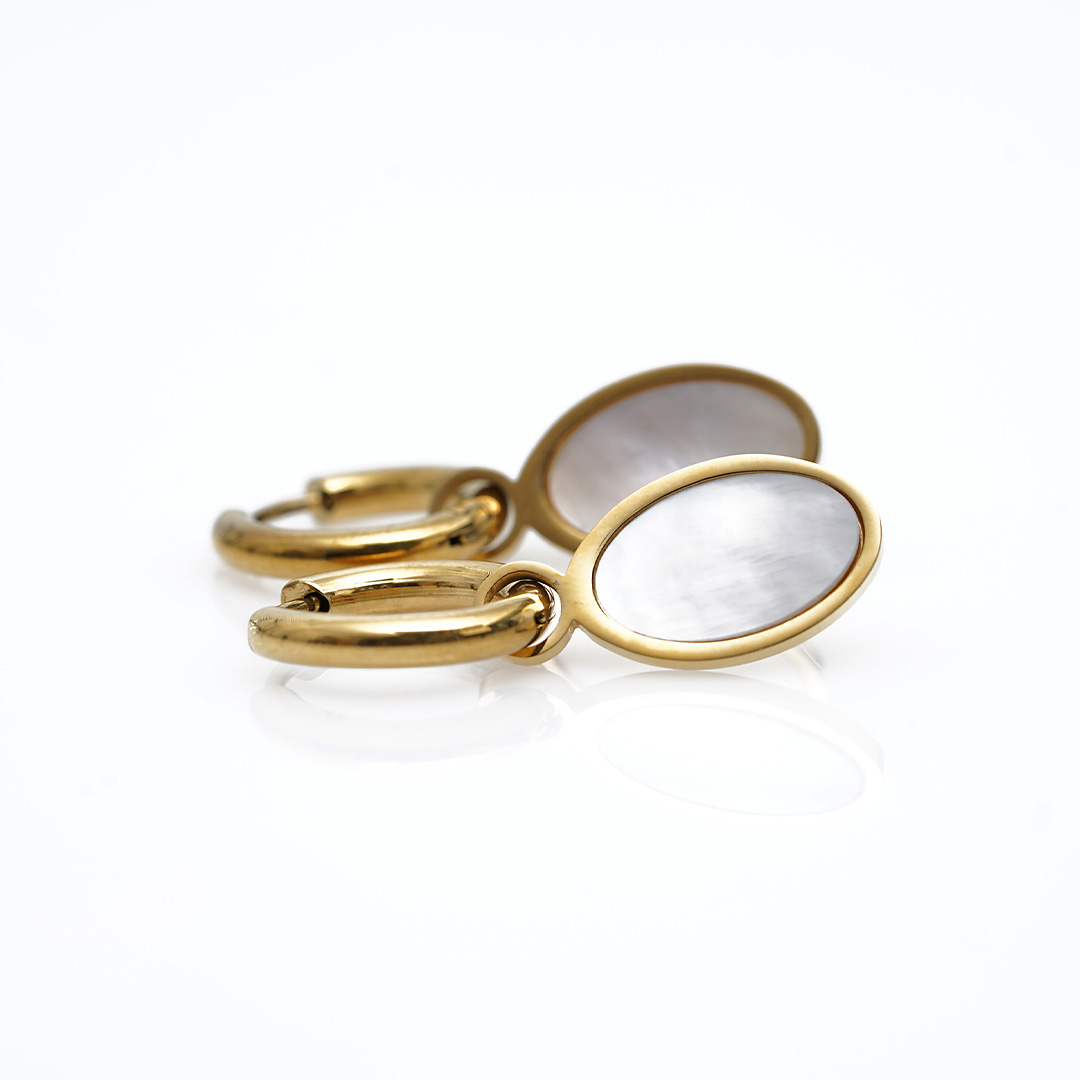 schelp oorbellen spiegeltje goud creool van pimpsandpearls liggend