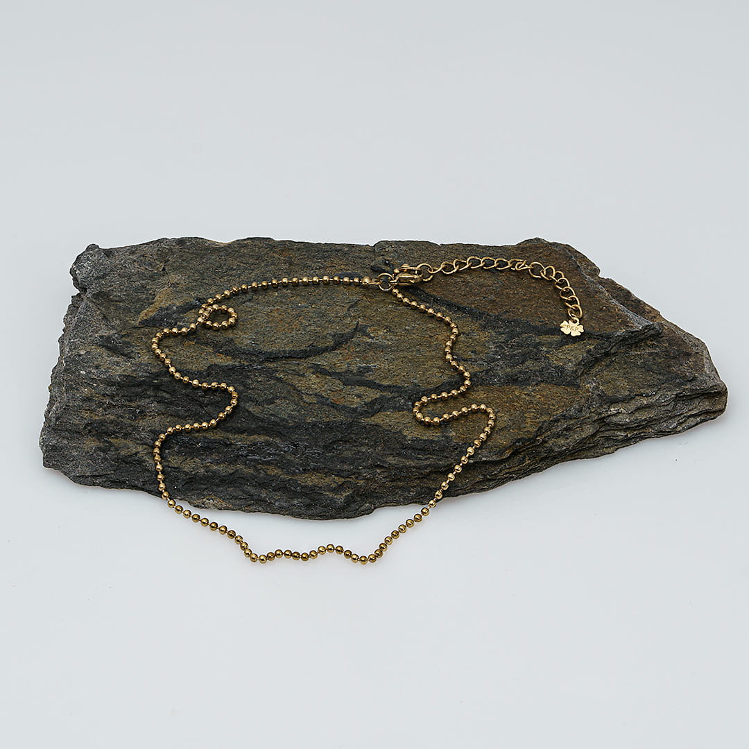 ballchain bolletjesketting goudkleurig kort 41-47 cm van pimpsandpearls pim liggend