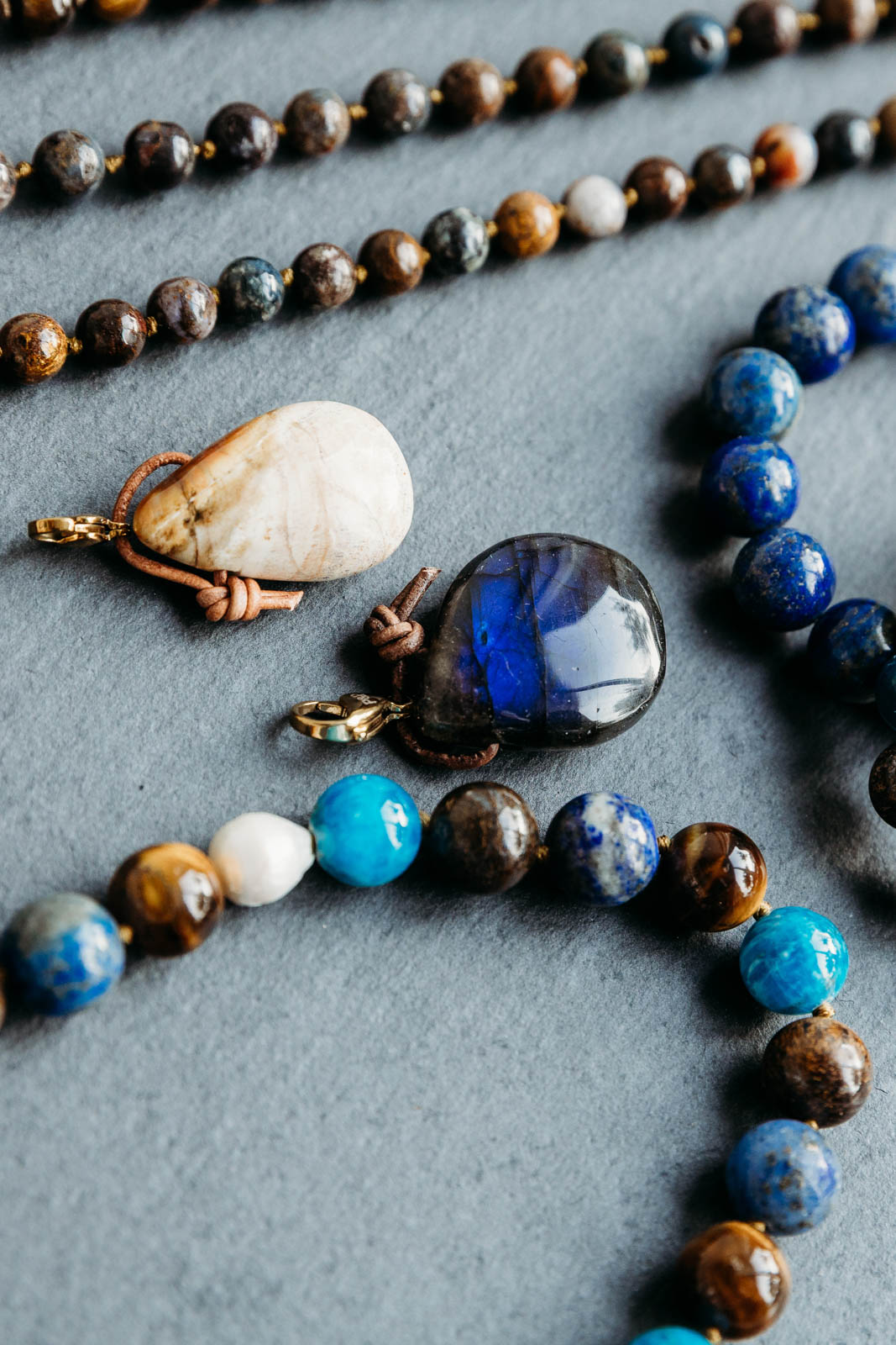 Labradoetiet en versteend hout PimpsandPearls hangers