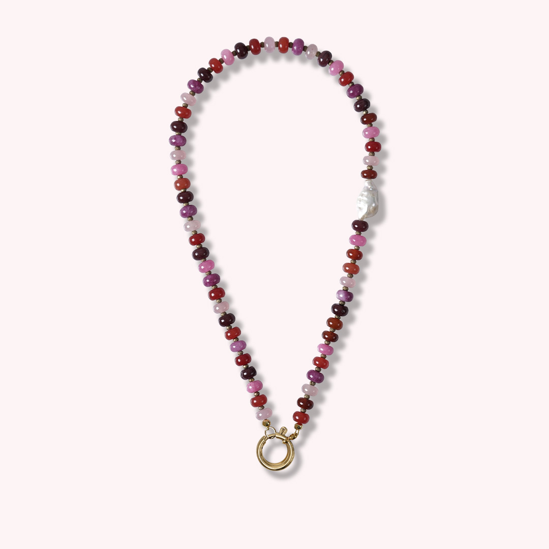 ketting rood roze edelsteen mix met hanger van pimpsandpearls pim roze