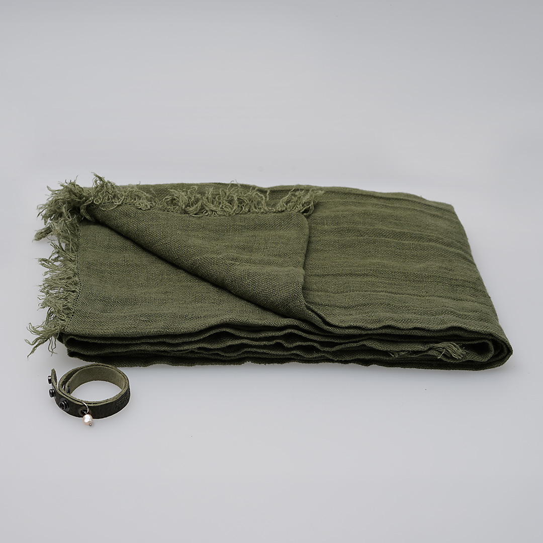 sjaal mosgroen rechthoek linnen 140 x 180 cm van pimpsandpearls pim