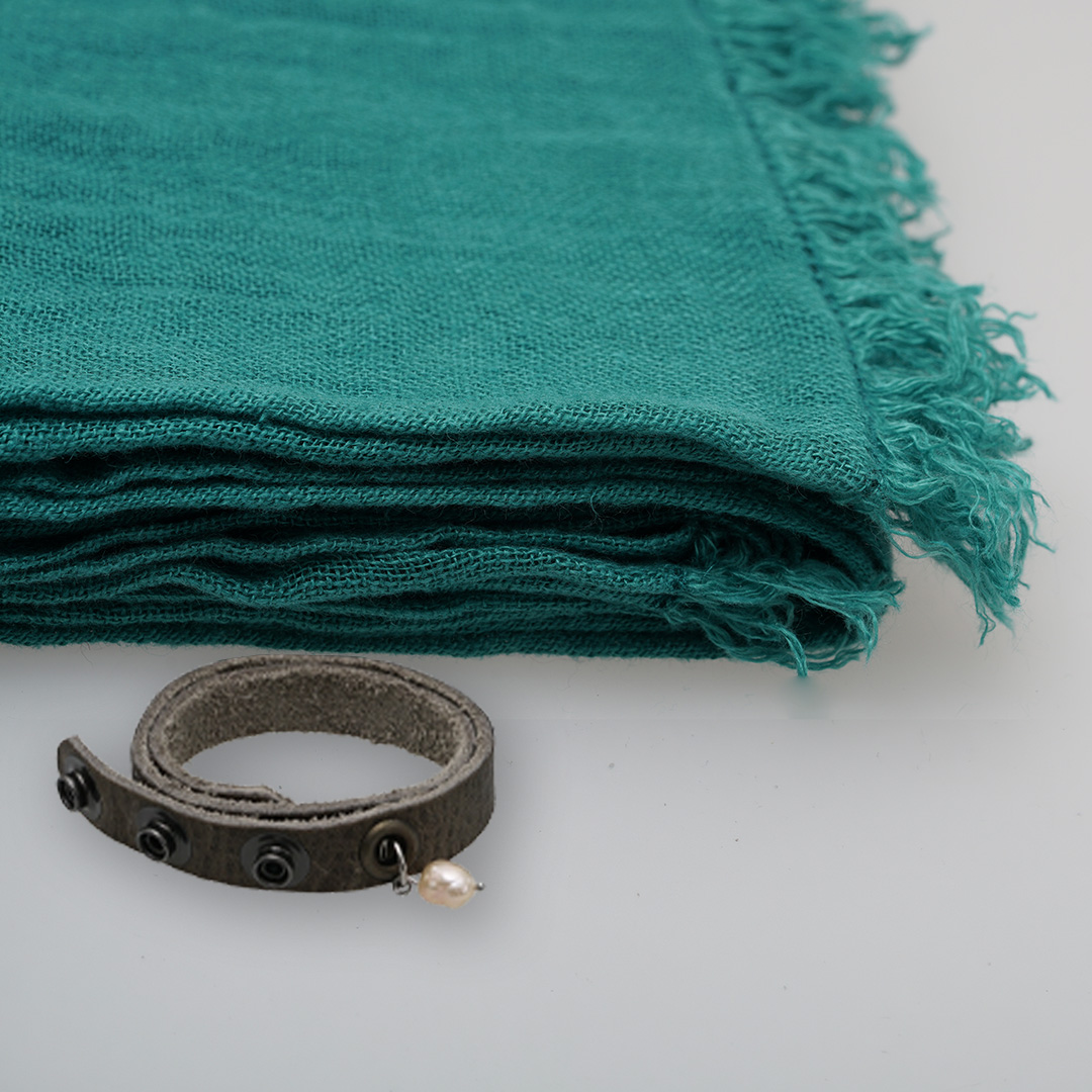 sjaal teal petrol rechthoek linnen 140 x 180 cm van pimpsandpearls pim