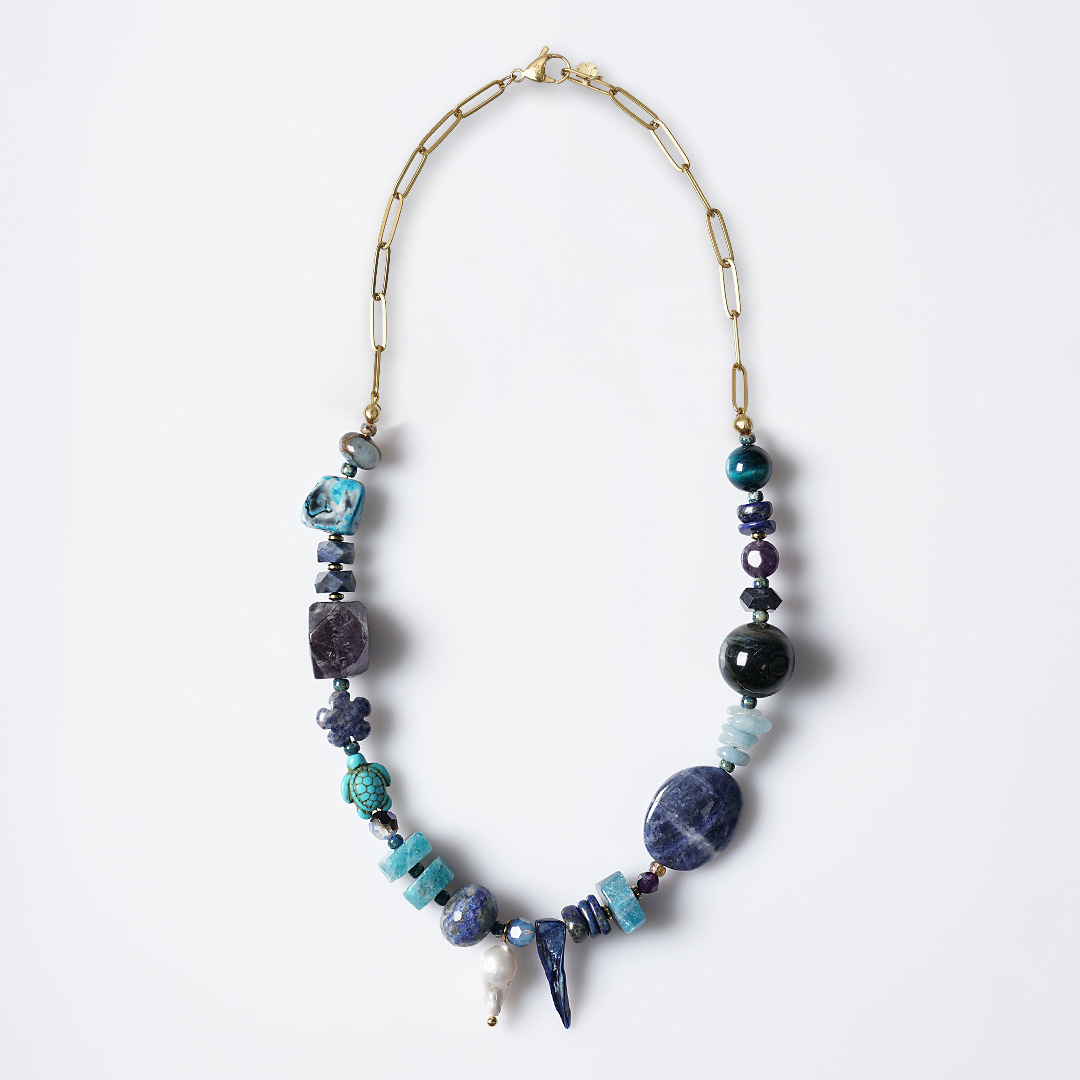 Chunky edelsteen ketting Heaven blauw met grote kralen van dumortieriet, aquamarijn, apatiet, sodaliet, agaat en parels.