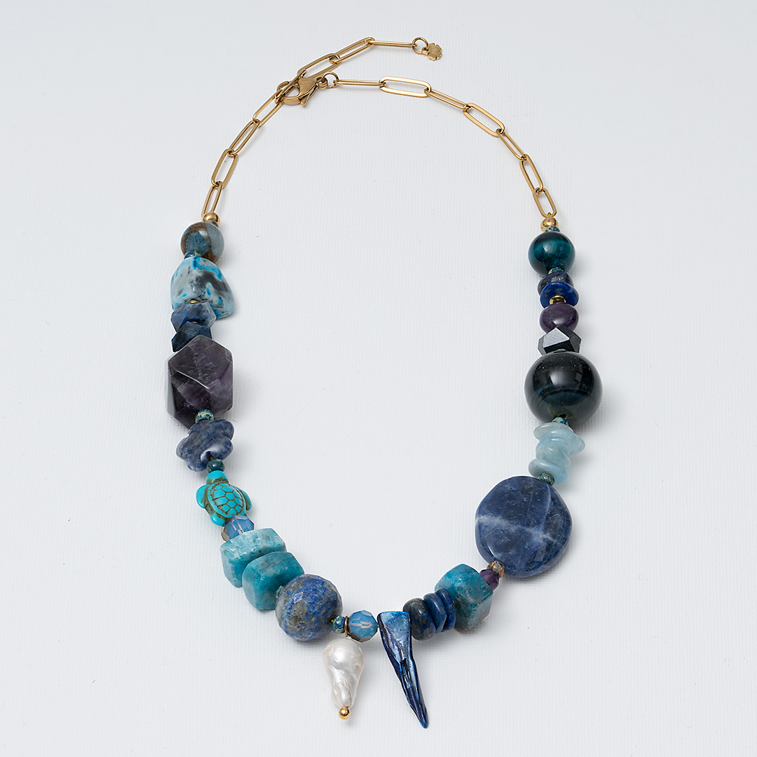 Chunky edelsteen ketting Heaven blauw met grote kralen van dumortieriet, aquamarijn, apatiet, sodaliet, agaat en parels.