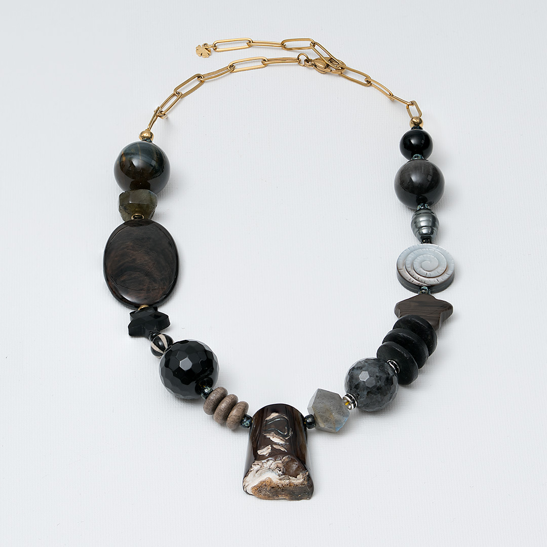Chunky edelsteen ketting Mystery zwart met grote kralen van onyx, valkenoog, larvikiet, labradoriet, agaat en parels.