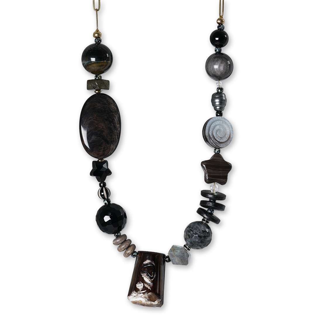 Chunky edelsteen ketting Mystery zwart met grote kralen van onyx, valkenoog, larvikiet, labradoriet, agaat en parels.