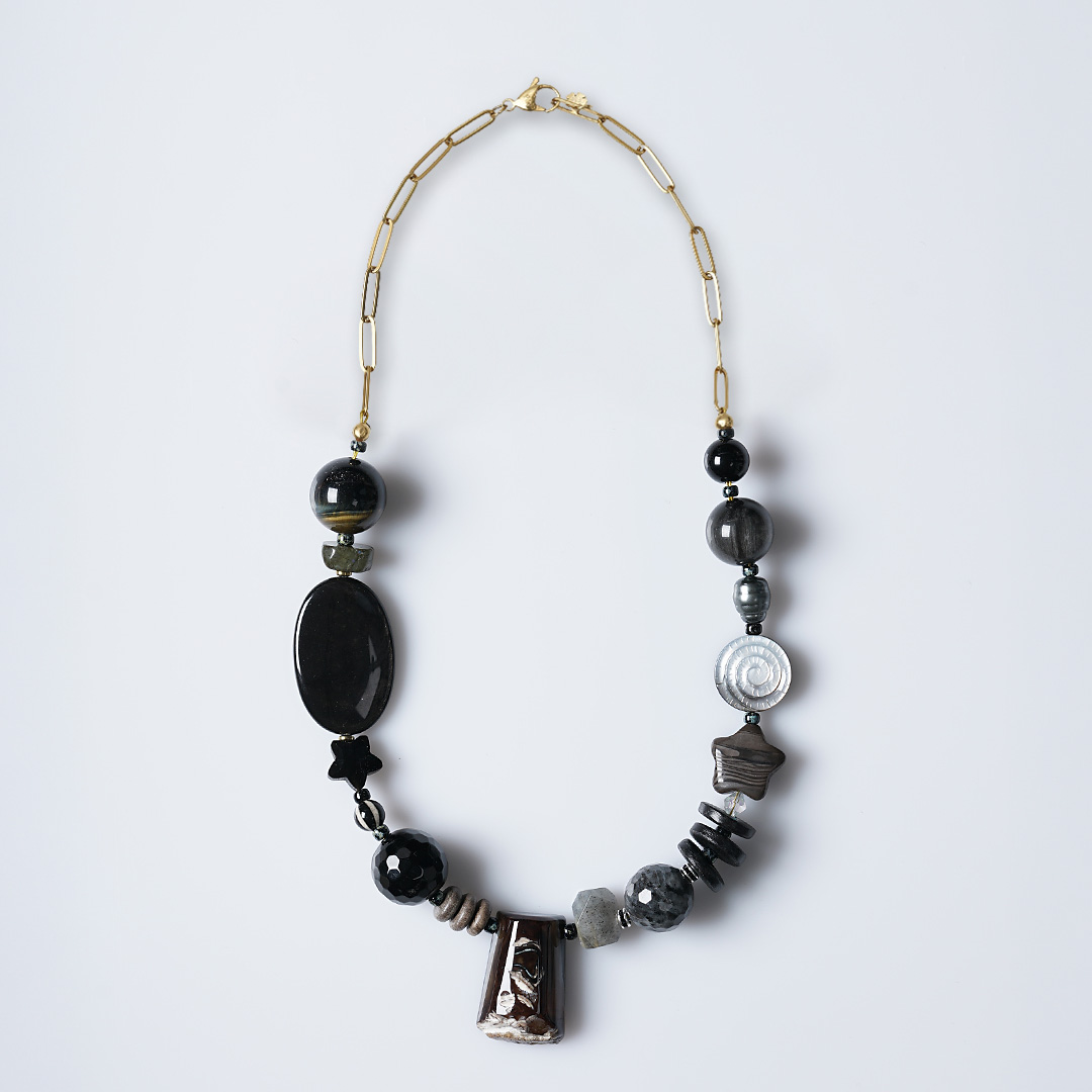 Chunky edelsteen ketting Mystery zwart met grote kralen van onyx, valkenoog, larvikiet, labradoriet, agaat en parels.